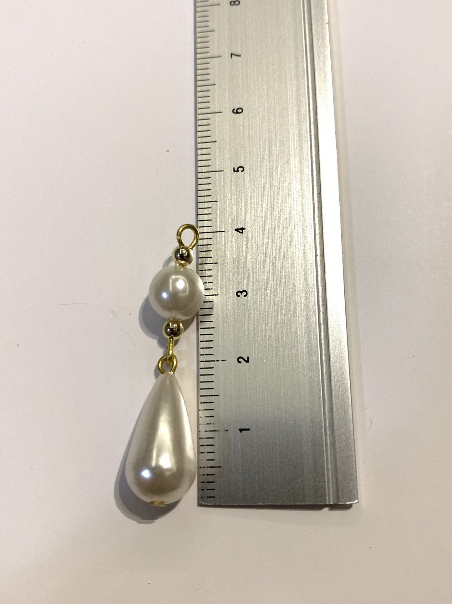 Round & teardrop pearls