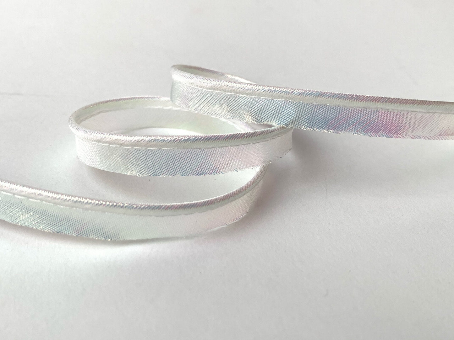 Iridescent insertion cord piping