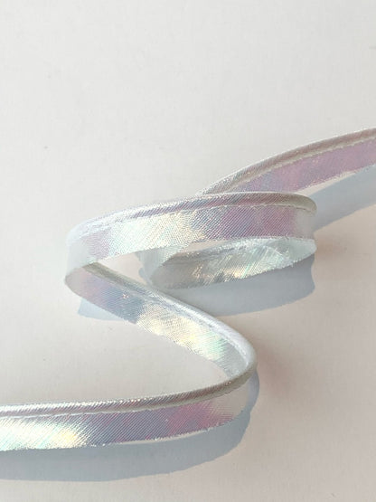 Iridescent insertion cord piping