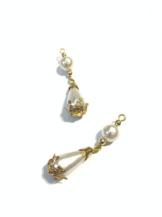 Round & teardrop pearl with gold insertion