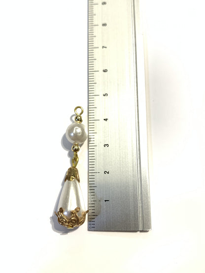 Round & teardrop pearl with gold insertion